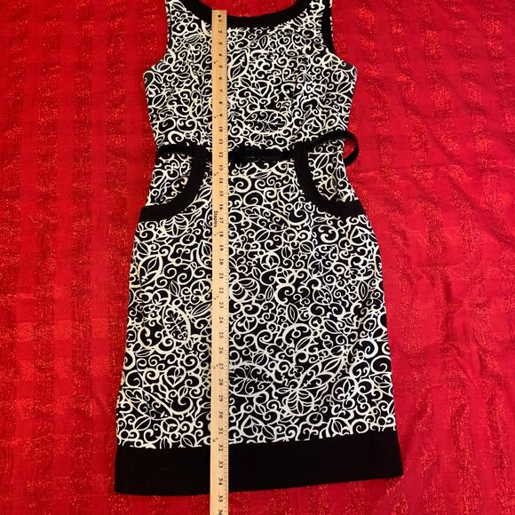London Times Sleeveless Belted Paisley Black/White Dress with Pockets in Size 8 - Picture 8 of 8